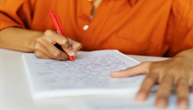 How Do Dasuya’s PTE Trainers Help You Crack Each Section?